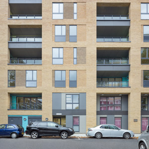 Lyddæmpende friskluftventil monteret midt i elementerne